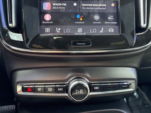 Used 2025 Volvo XC40 B5 Plus image 28