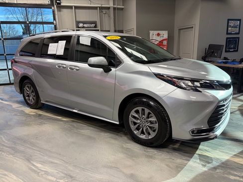 Used 2022 Toyota Sienna XLE image 31