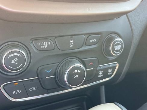 Used 2015 Jeep Cherokee Latitude FWD image 31