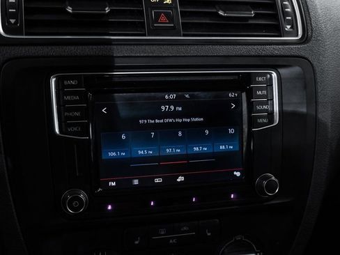 Used 2017 Volkswagen Jetta SE image 32