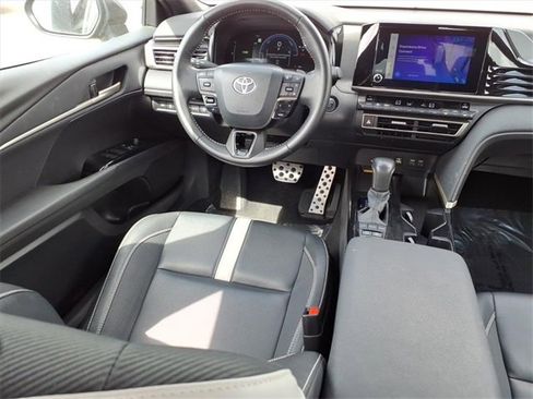 Used 2025 Toyota Camry SE image 4