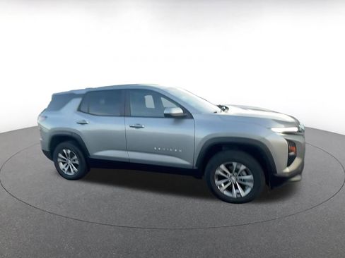 Used 2025 Chevrolet Equinox LT image 2