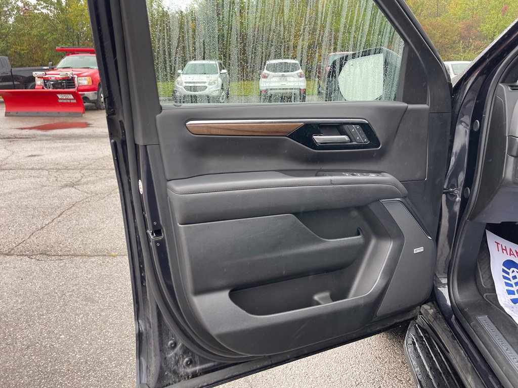 Used 2025 Chevrolet Suburban High Country AWD/4WD image 13