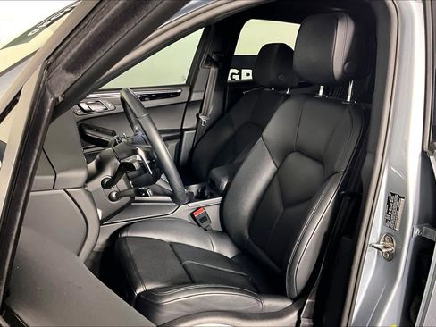 Used 2024 Porsche Macan image 8