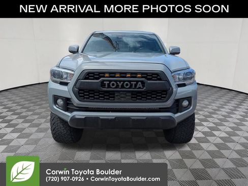 Used 2018 Toyota Tacoma TRD Off-Road w/ Technology Package AWD/4WD image 2