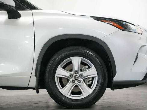 Used 2022 Toyota Highlander LE AWD/4WD image 9
