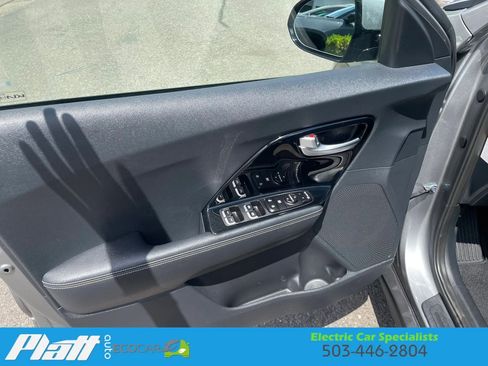 Used 2022 Kia Niro EX FWD image 19