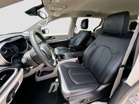 Used 2024 Chrysler Pacifica Touring-L FWD image 19