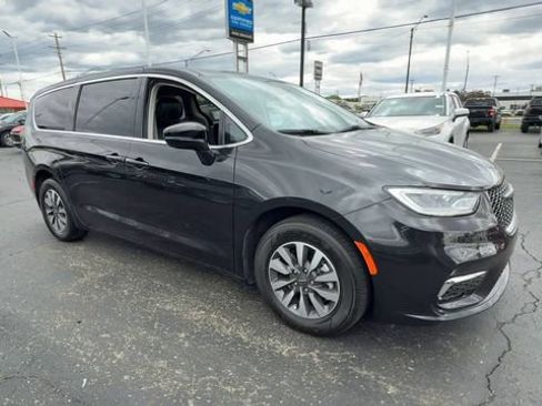 Used 2024 Chrysler Pacifica Limited FWD image 2