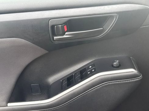 Used 2024 Toyota Highlander LE image 33