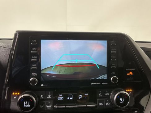 Used 2022 Toyota Highlander XLE image 32