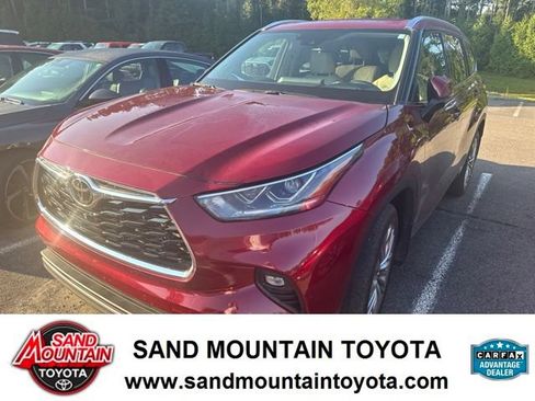 Used 2024 Toyota Highlander Platinum FWD image 1