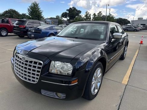 Used 2010 Chrysler 300 Touring RWD image 3