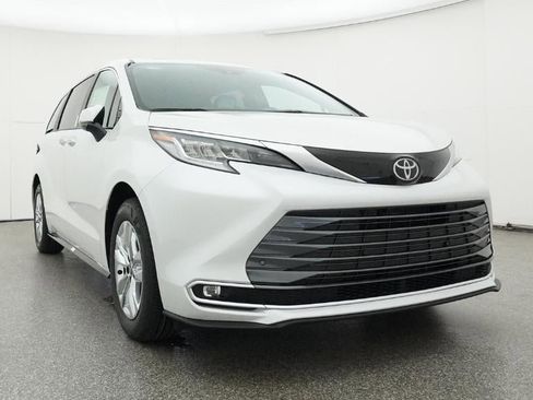 New 2026 Toyota Sienna Limited FWD image 30