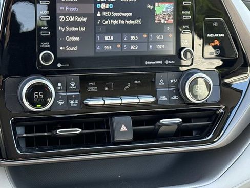Used 2022 Toyota Highlander LE AWD/4WD image 21