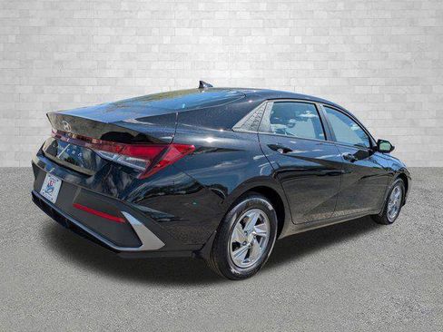 New 2026 Hyundai Elantra SE image 2