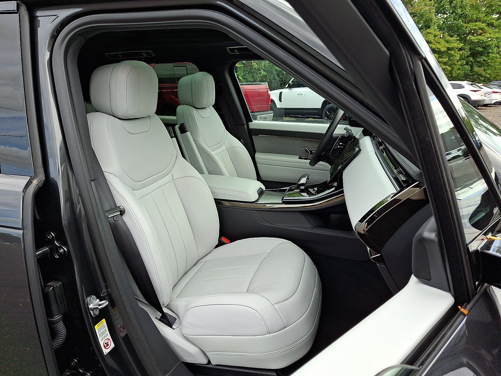 Used 2026 Land Rover Range Rover Sport SE AWD/4WD image 3