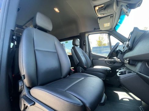 Used 2025 Mercedes-Benz Sprinter 2500 image 14