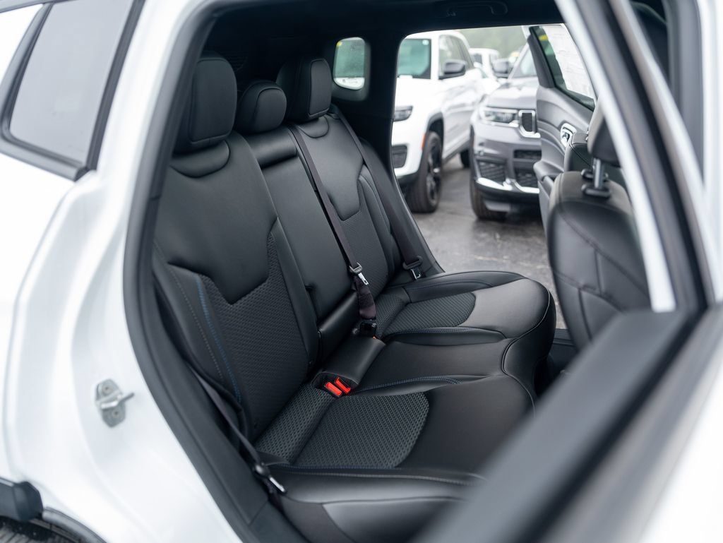 New 2026 Jeep Compass Latitude w/ Sun and Sound Group AWD/4WD image 26