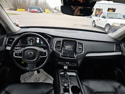 Used 2022 Volvo XC90 T5 Momentum image 6