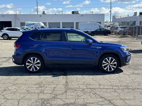 Used 2023 Volkswagen Taos SE w/ Panoramic Sunroof Package image 6