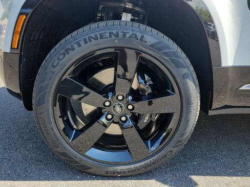 New 2025 Land Rover Defender 90 V8 image 9