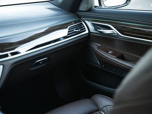 Used 2022 BMW 750i xDrive w/ Luxury Rear Seating Package image 31