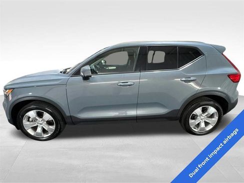 Used 2022 Volvo XC40 T5 Momentum image 8