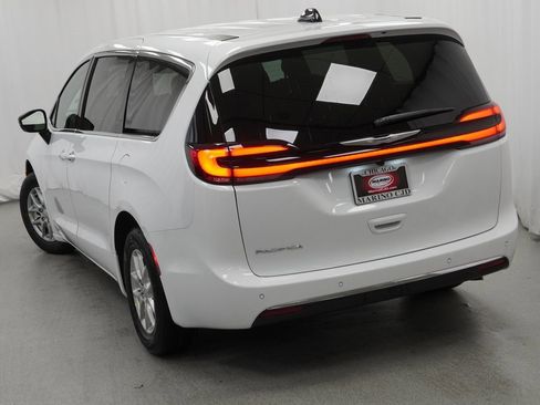 New 2026 Chrysler Pacifica Select image 11