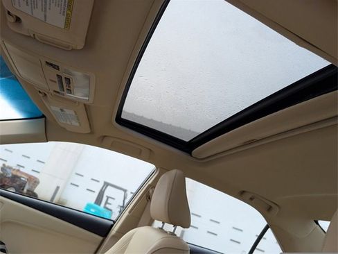 Used 2015 Toyota Camry image 15