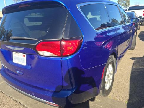 Used 2020 Chrysler Pacifica Touring image 4