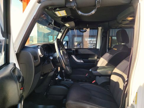 Used 2014 Jeep Wrangler Unlimited Sahara w/ Connectivity Group image 13