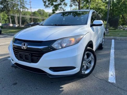 Used 2017 Honda HR-V LX image 2