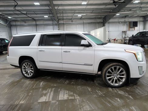 Used 2019 Cadillac Escalade ESV Premium Luxury image 2