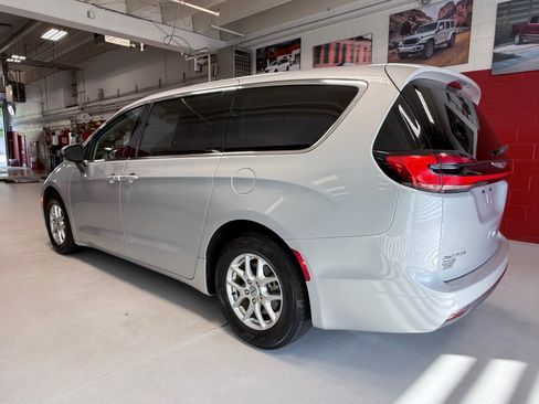Used 2023 Chrysler Pacifica Touring-L FWD image 5