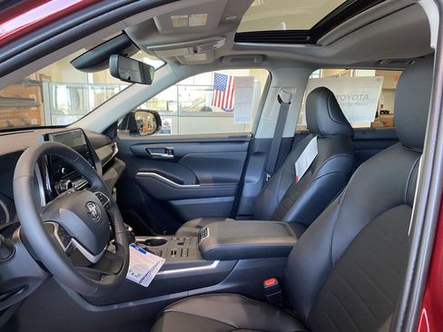 New 2026 Toyota Highlander XLE image 12