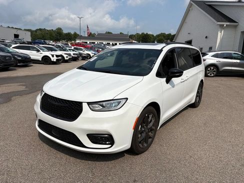 Used 2025 Chrysler Pacifica Limited FWD image 1