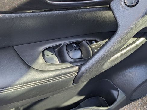 Used 2017 Nissan Rogue S image 10