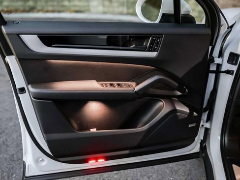 Used 2024 Porsche Cayenne image 21