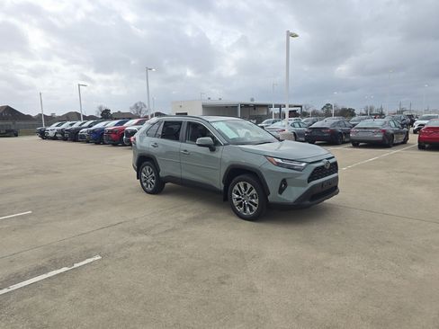 Used 2022 Toyota RAV4 XLE Premium image 7
