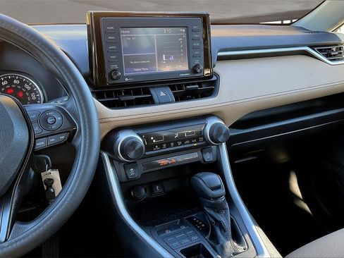 Used 2021 Toyota RAV4 LE image 9