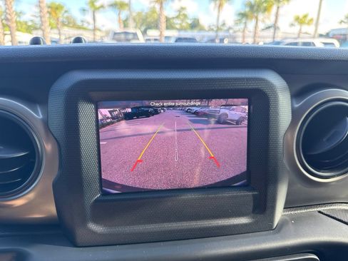 Used 2018 Jeep Wrangler Unlimited Sport S AWD/4WD image 32