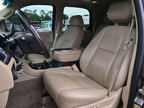 Used 2013 Cadillac Escalade Premium AWD/4WD image 7