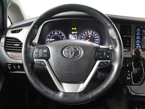 Used 2018 Toyota Sienna Limited FWD image 9