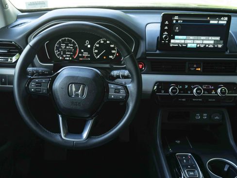 Used 2024 Honda Pilot Touring image 20