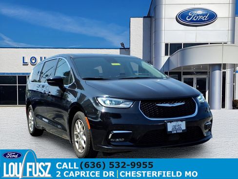 Used 2023 Chrysler Pacifica Touring-L FWD image 1