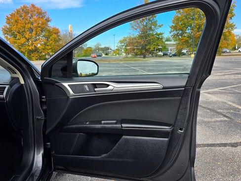 Used 2020 Ford Fusion SE image 24