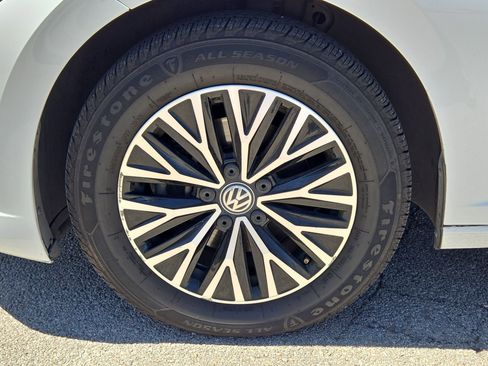 Used 2019 Volkswagen Jetta SE w/ Cold Weather Package FWD image 11
