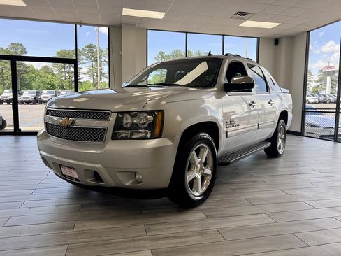 Used 2013 Chevrolet Avalanche LT w/ Texas Edition image 3