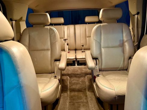 Used 2010 Cadillac Escalade Premium image 21